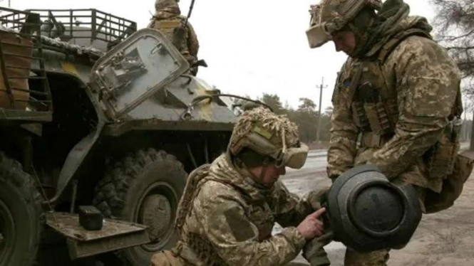 VIVA Militer:  Rudal Anti-Tank NLAW buatan Inggris digunakan tentara Ukraina