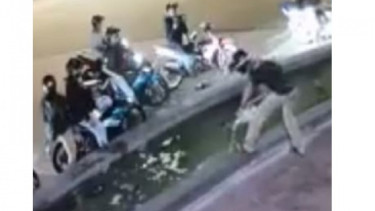Aksi pria buang deterjen