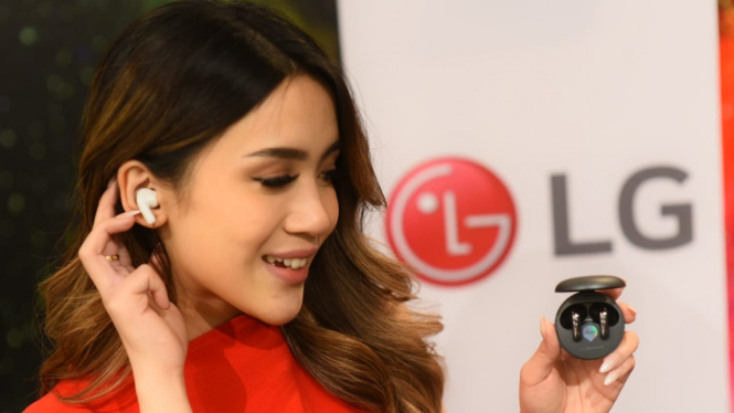 True Wireless Speaker (TWS) LG Tone Free FP8 dan FP5.
