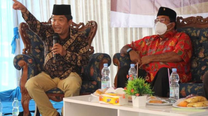 Pengamat politik Ray Rangkuti (kiri) dan politikus PDIP Rano Karno (kanan).