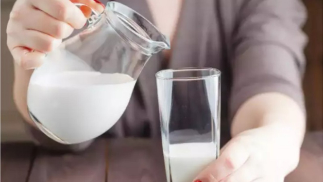 Minum susu.