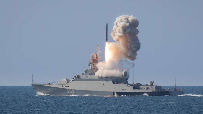 Kapal perang Rusia, Vyshniy Volochek (609) menembakkan rudal 3M-54 Kalbr