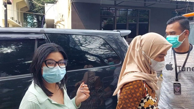 Dea Onlyfans tiba di Polda Metro Jaya.