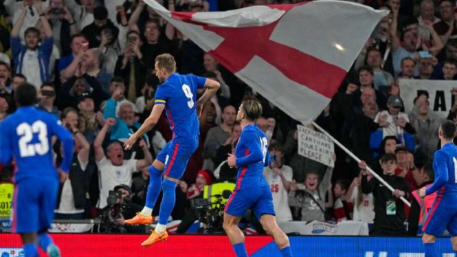 Bomber Timnas Inggris, Harry Kane rayakan gol ke gawang Swiss.