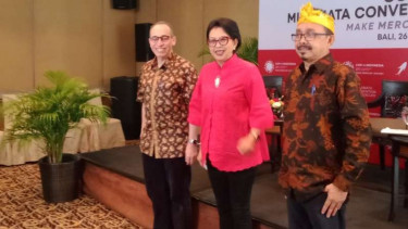 Presiden COP-4 Konvensi Minamata, Rosa Vivien Ratnawati (tengah)