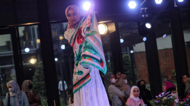 Koleksi scarf berdesain tanaman terindah.