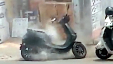 Motor matik terbakar saat parkir.