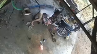 Viral Montir Buka Celana Padamkan Motor Terbakar