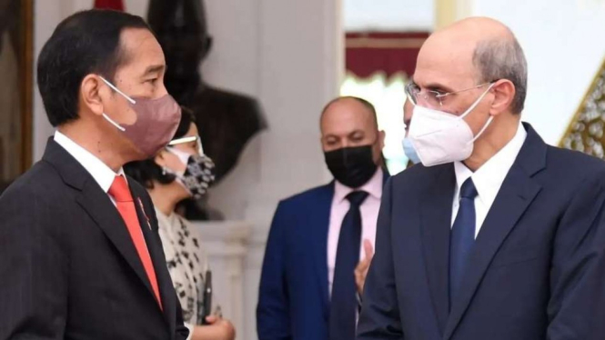 Presiden Jokowi dan Presiden IsDB, Mohammed Al Jasser di Istana Merdeka.