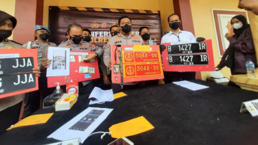 Perwira Densus 88 Gadungan Gunakan Plat Polisi Palsu Ditangkap Saat Iring-iringan Terobos Jalur Puncak Bogor.