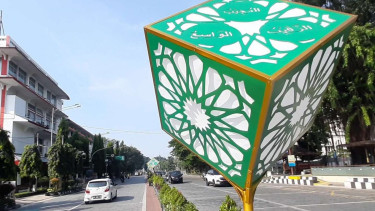 Lampion dipasang di Kota Solo untuk memeriahkan Ramadan.