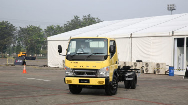 Truk Mitsubishi Fuso Canter.