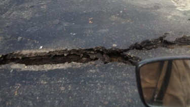 Kondisi badan Jembatan Balun di Lamongan yang ambles.