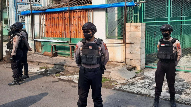 Polisi berjaga di tempat penemuan benda mencurigakan di Solo, Jateng.