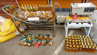 Minyak goreng curah dikemas ke botol. Pelaku ditangkap.