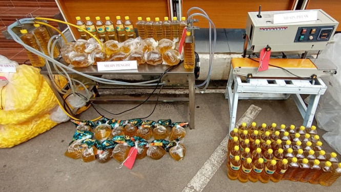 Minyak goreng curah dikemas ke botol. Pelaku ditangkap.