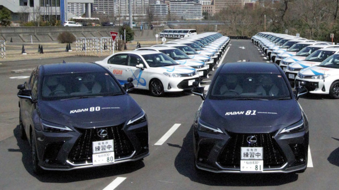 Lexus NX 350h Sport jadi mobil untuk belajar menyetir.