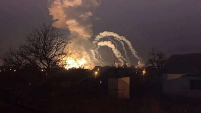 VIVA Militer: Depot senjata militer Rusia meledak diserang Ukraina