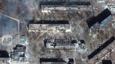 Kehancuran bangunan dan apartemen akibat serangan Rusia di Mariupol, Ukraina