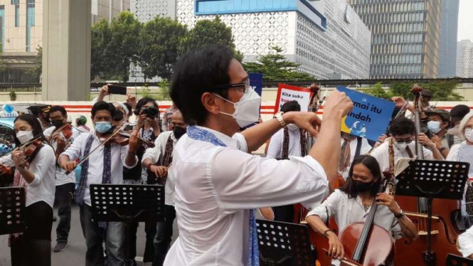 Addie MS dan orkestranya di depan gedung Kedubes Rusia di Jakarta