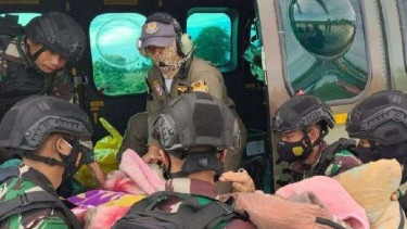 Dokumentasi pemindahan jenazah anggota TNI AD korban kelompok bersenjata di Papua. Dua prajurit korban penembakan di Kabupaten Puncak, 21 Februari 2022, diterbangkan ke Timika menggunakan helikopter EC-725 Caracal TNI AU.