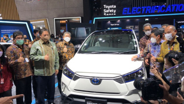 Menko Airlangga berfoto di depan Toyota Innova EV