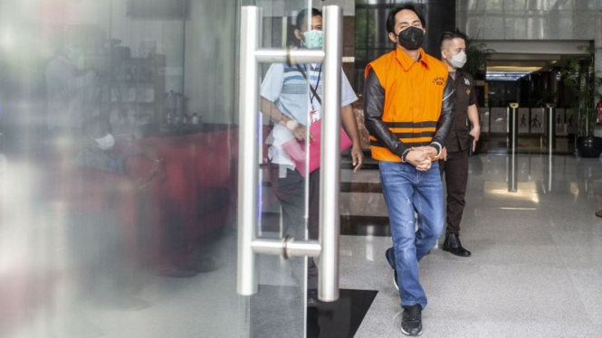 Bupati nonaktif Penajam Paser Utara Abdul Gafur Mas'ud berjalan keluar ruangan usai menjalani pemeriksaan di Gedung KPK, Jakarta, Rabu 16 Februari 2022.