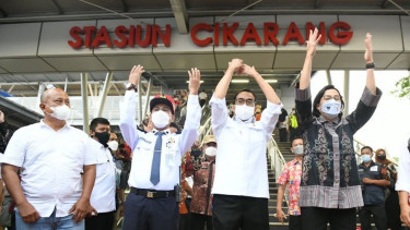 Menteri Keuangan Sri Mulyani di Stasiun Cikarang.
