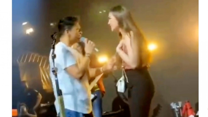 Ariel NOAH pegang tangan Celine Evangelista