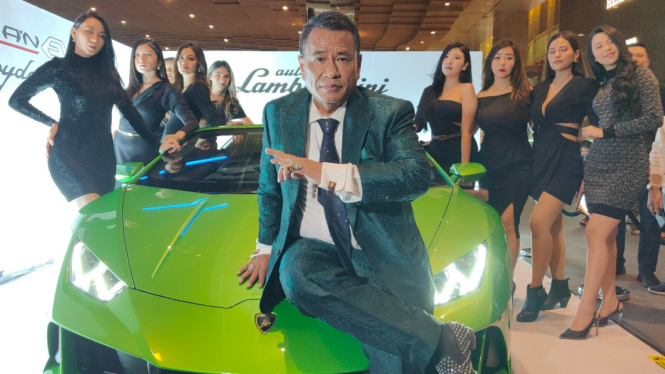 Hotman Paris dengan mobil sport mewahnya