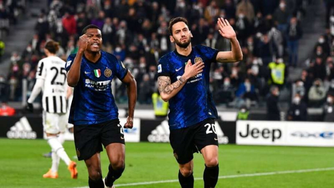 Pemain Inter Milan, Hakan Calhanoglu rayakan gol ke gawang Juventus