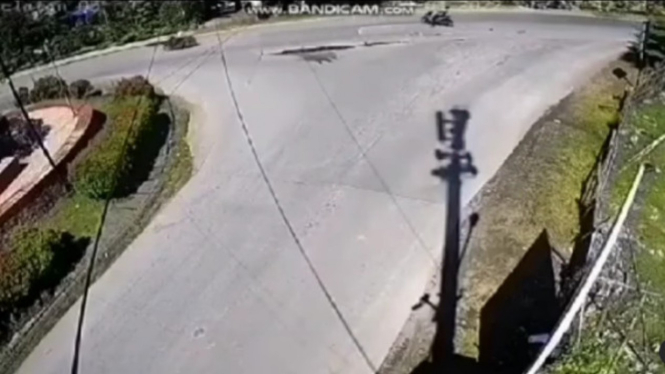 Video Detik-detik Pengendara Motor Terjatuh di Jalan