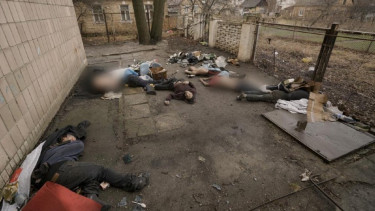 Mayat-mayat tergeletak di jalan-jalan Kota Bucha, Ukraina.