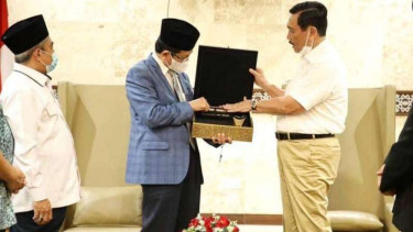 Luhut menyerahkan kiswah pemberian Putra Mahkota Arab Saudi ke Masjid Istiqlal.