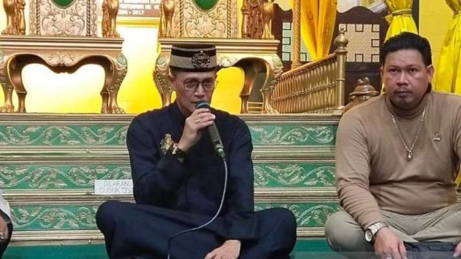 Sultan Pontianak IX Syarif Machmud Melvin Alkadrie didampingi pengacaranya saat konferensi pers di Pontianak, Kalimantan Barat, Senin, 4 April 2022.
