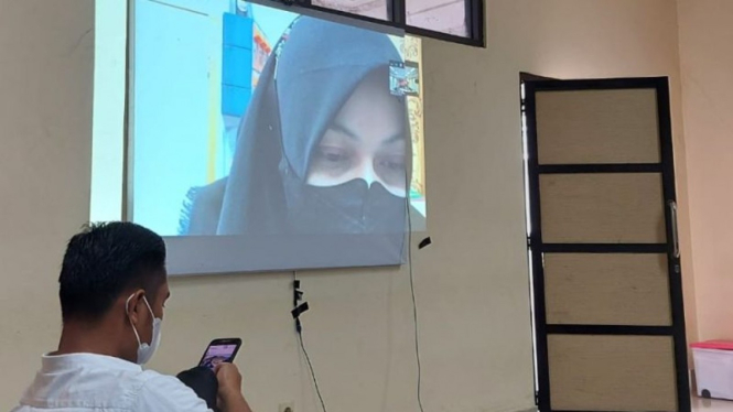 Terdakwa menjalani sidang secara daring di Pengadilan Tipikor Banjarmasin, Kalimantan Selatan.