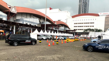 Area test drive mobil di IIMS 2022.