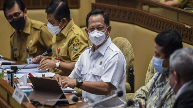 Menteri Dalam Negeri Tito Karnavian saat mengikuti rapat kerja dengan DPR