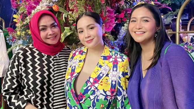 Rieta Amilia alias Mama Rieta, Nagita Slavina dan Marsha Tengker.