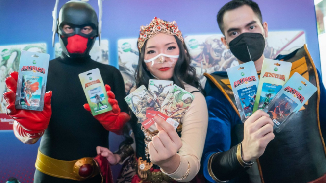 Voucher fisik Telkomsel dan kartu e-Money Mandiri dengan desain karakter Bumilangit.