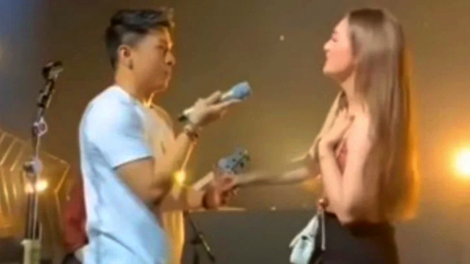 Ariel NOAH pegang tangan Celine Evangelista
