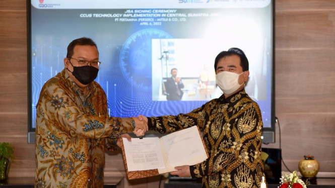 Direktur Strategi, Portofolio & Pengembangan Bisnis Pertamina Iman Rachman bersama dengan Presiden Direktur Of Mitsui Indonesia, Shinichi Kikuchihara dalam penandatanganan JSA Signing Ceremony.