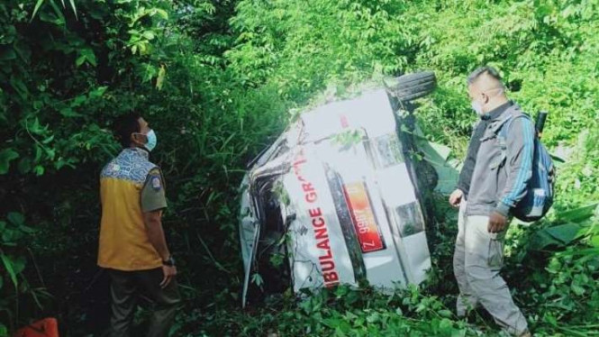 Petugas berupaya mengevakuasi mobil ambulans yang masuk ke jurang di Kecamatan Mekarmukti, Kabupaten Garut, Jawa Barat, Kamis, 7 April 2022.