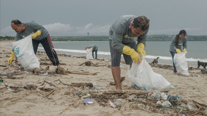 Sampah plastik di laut. 