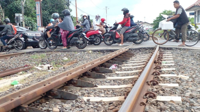 Pengendara sedang melewati perlintasan sebidang