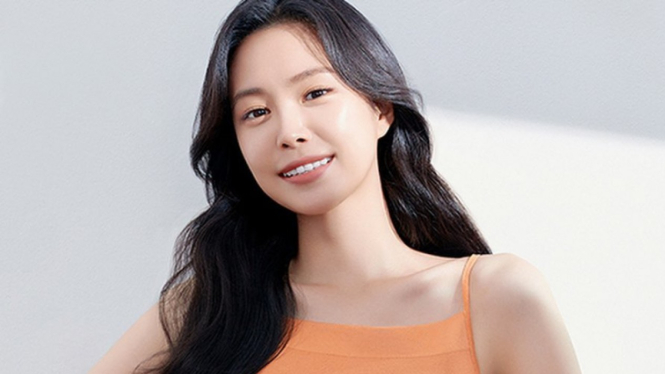 Son Na Eun.