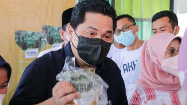 Menteri BUMN Erick Thohir di operasi pasar minyak goreng murah