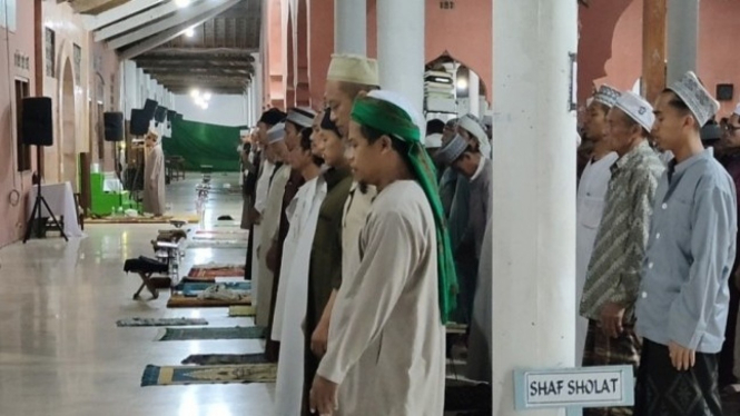Jemaah salat tarawih di Pondok Pesantren Al-Fatah, Temboro, Magetan.