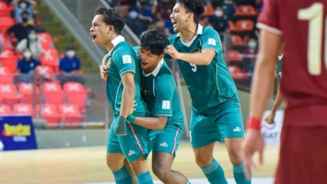 Pemain tim nasional futsal Indonesia Ardiansyah Runtuboy (kiri)