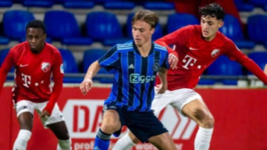 Pemain FC Utrecht bidikan Timnas Indonesia U-19, Ivar Jenner (kanan).